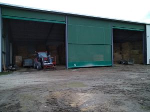 Rideau brise vent électrique ouvert